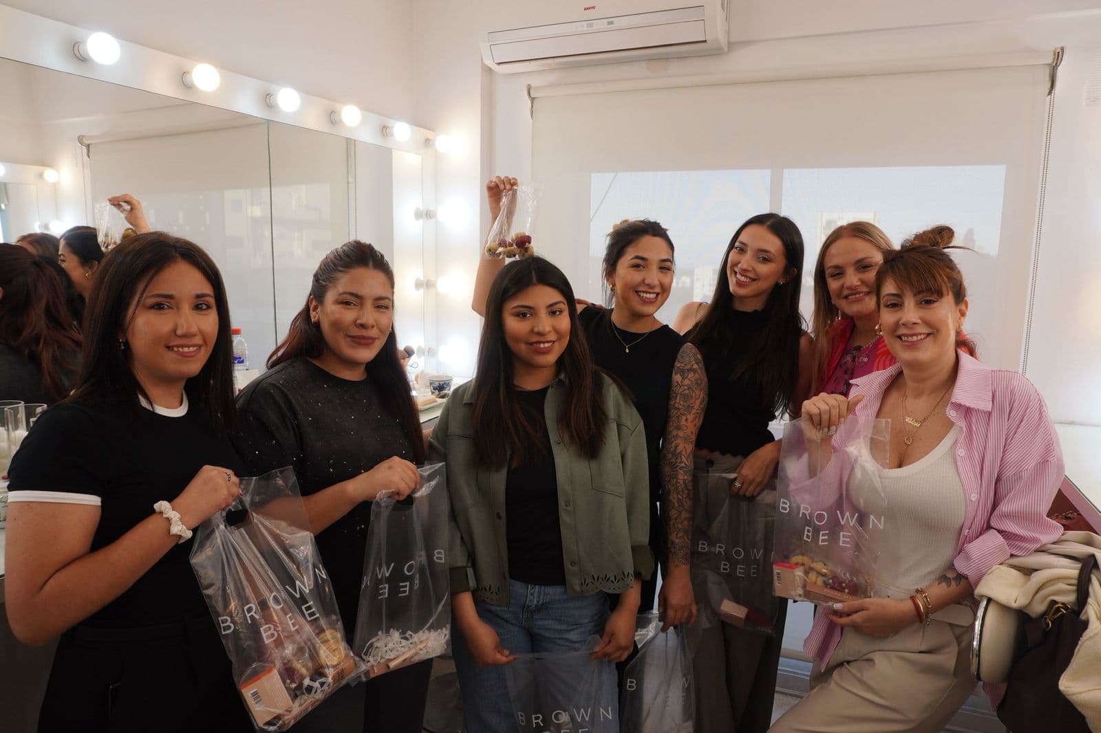 Café y maquillaje — evento grupal