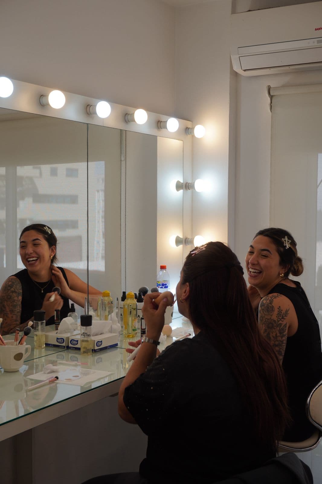 Café y maquillaje — evento grupal