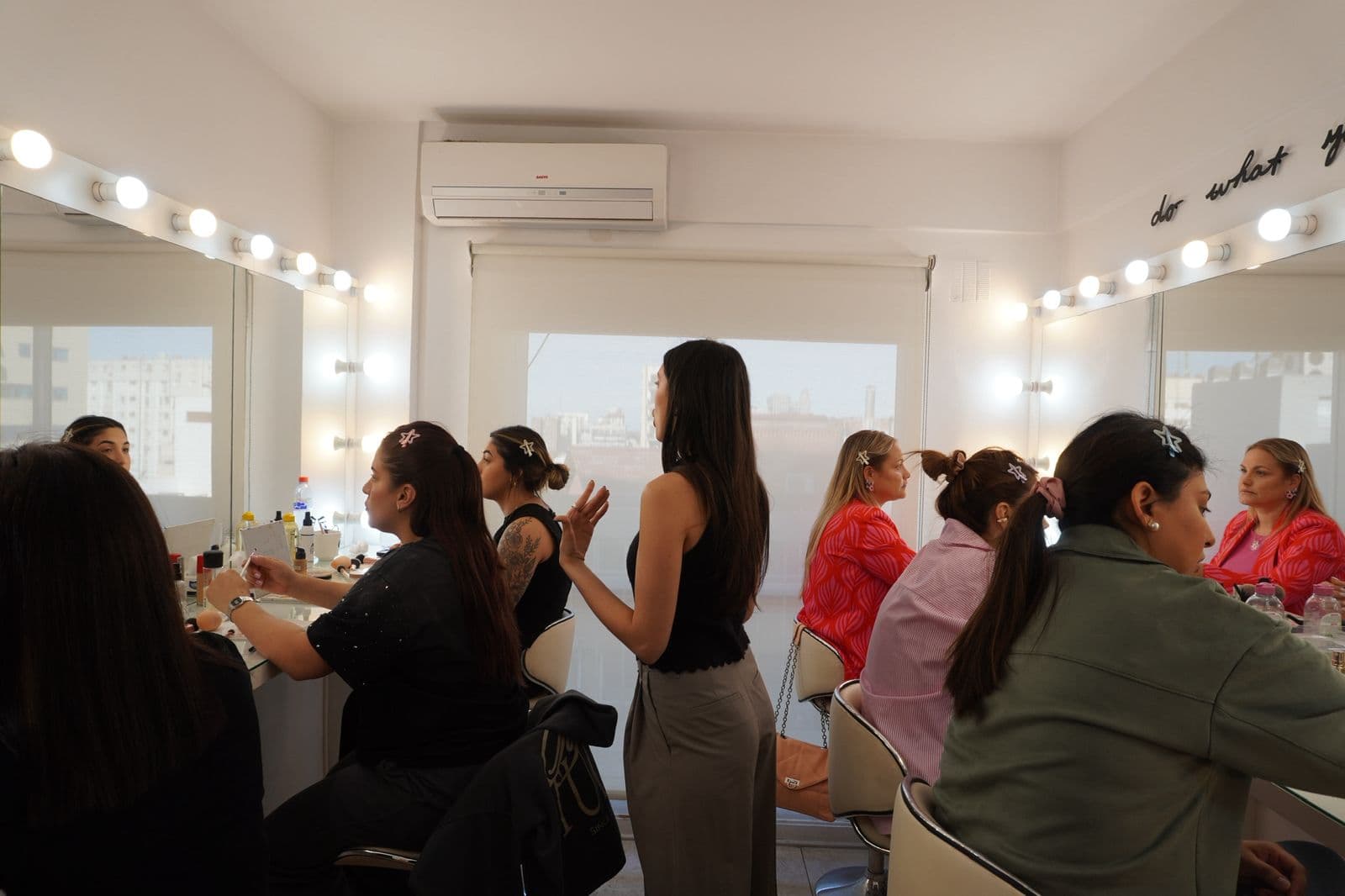 Café y maquillaje — evento grupal