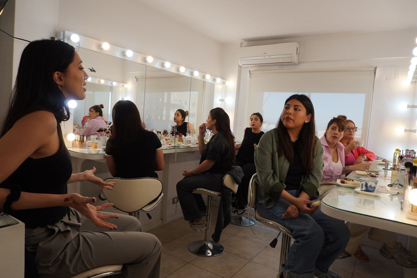 Café y maquillaje — evento grupal