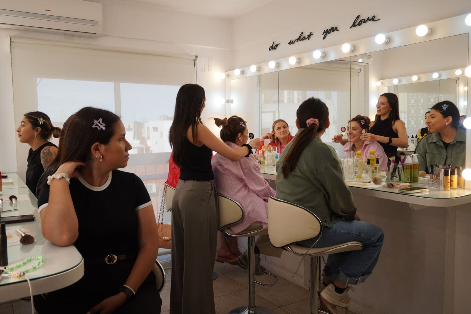 Café y maquillaje — evento grupal